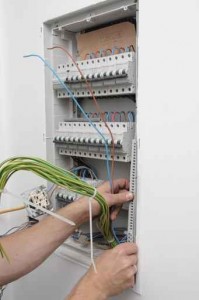 électricien installant tableau électrique